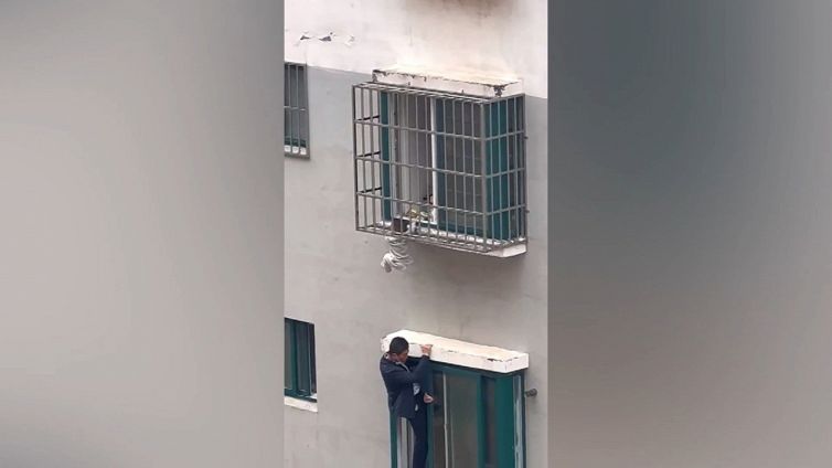 Bimbo appeso alla finestra del quarto piano: il salvataggio è acrobatico