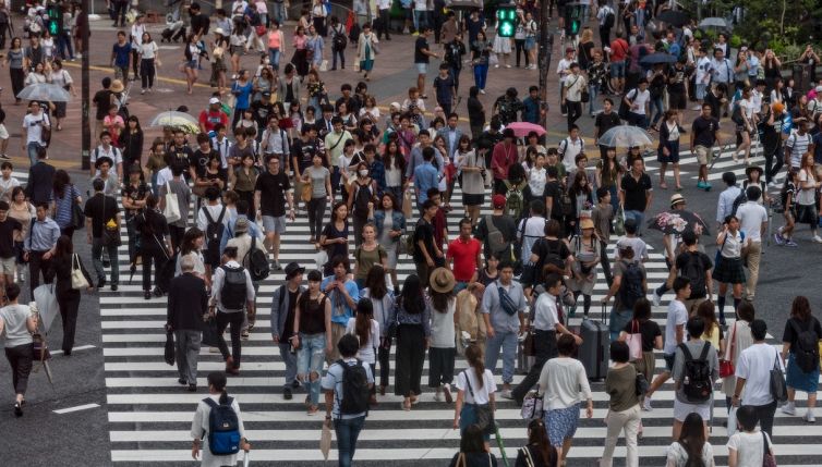 Terra, siamo in 8 miliardi: cosa accadrà da qui al 2100