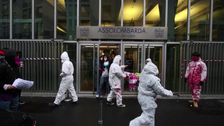 Blitz di studenti nella sede di Assolombarda contro premier e Confindustria