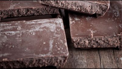 Perché il cioccolato diventa “bianco”. Si può mangiare lo stesso?