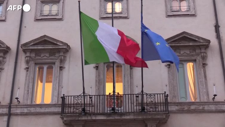 Arriva la manovra, le ipotesi su reddito e tetto al contante