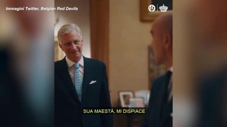Il re del Belgio nello spot per i Mondiali: diventa ct e si tatua la coppa