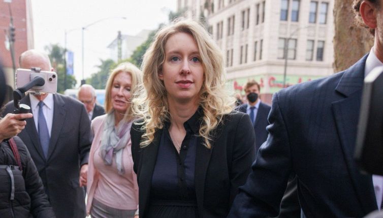 Elizabeth Holmes condannata: il caso della truffa Theranos