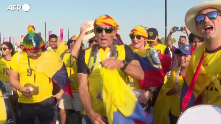 Qatar 2022, tifosi dell'Ecuador cantano prima della partita inaugurale