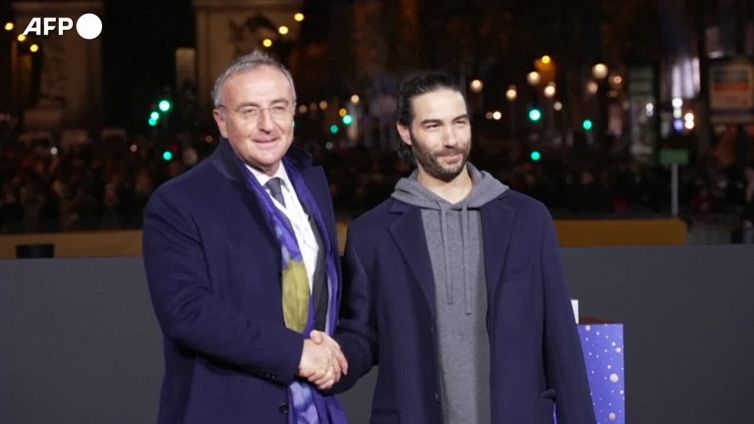 Parigi, si accendono le luci di Natale sugli Champs-e'lyse'es