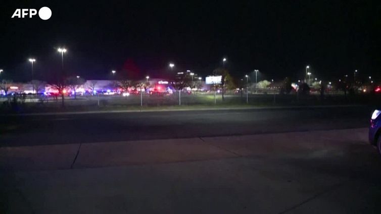 Usa: sparatoria in un supermercato Walmart in Virginia, 10 morti