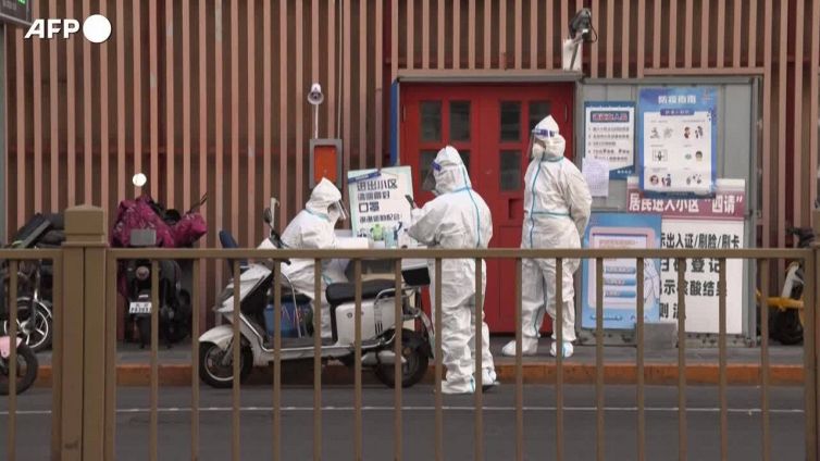 Covid, restrizioni piu' aspre in Cina: strade deserte e negozi chiusi a Pechino