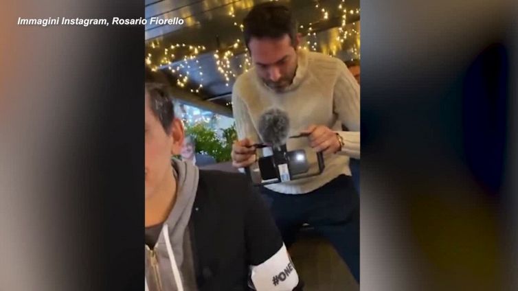 Qatar 2022, il rap di Fiorello sulla fascia arcobaleno "One Love"