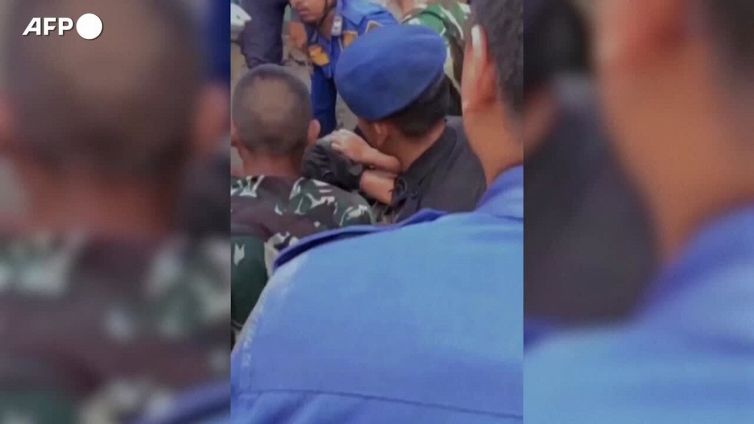 Indonesia, bimbo di 6 anni e neonato estratti vivi dalle macerie 48 ore dopo il sisma
