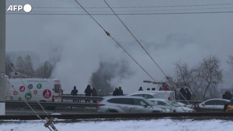 Ucraina, nuovi attacchi russi alle infrastrutture: colonne di fumo a Kiev