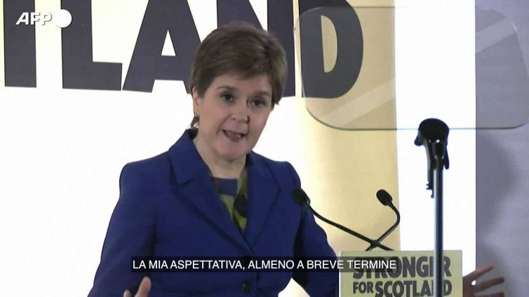 Scozia, la premier Sturgeon: "Londra nega la democrazia"