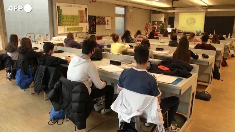 Valditara: "Via i cellulari dalle classi durante le lezioni"