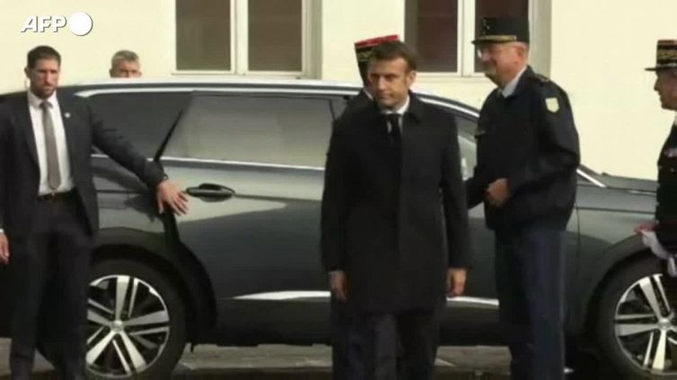 Violenza donne, Macron visita una scuola di polizia