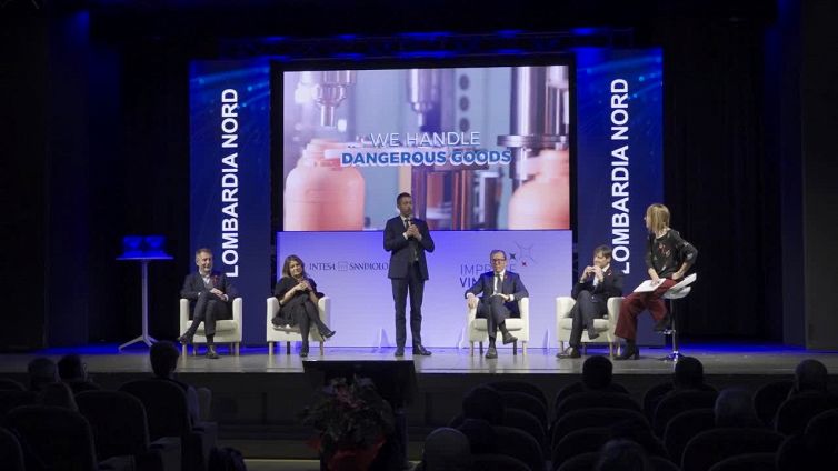 Vector cresce e punta sul capitale umano