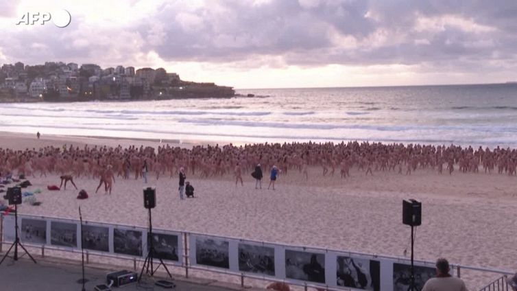 Australia, nudi contro il cancro alla pelle: il progetto artistico di Tunick