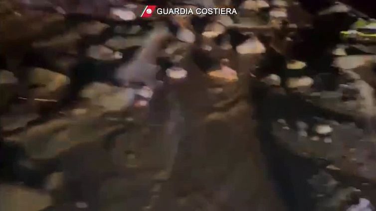 Ischia, auto finiscono in mare: i pattugliamenti della Guardia costiera