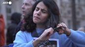 Londra, manifestanti si tagliano ciocche di capelli per solidarieta' verso le donne iraniane