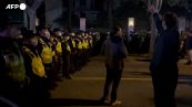 Cina, proteste per le restrizioni anti Covid: folle inferocite scendono in piazza a Shanghai