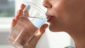 Bevi due litri di acqua al giorno? Ecco perché sbagli