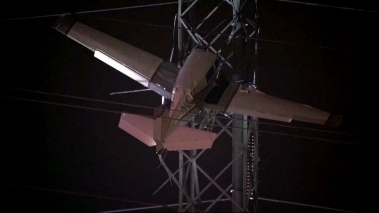 Paura nei cieli: aereo si schianta su traliccio