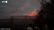 Bagliore arancione e nube di cenere dall'eruzione del vulcano Mauna Loa alle Hawaii