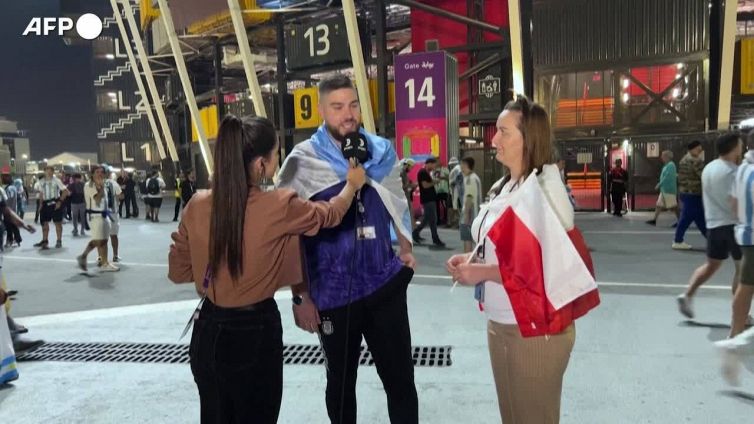 Qatar 2022, la proposta di matrimonio alla fidanzata in diretta tv fuori dallo stadio