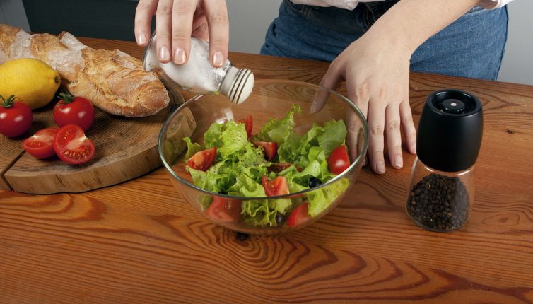 Perché dovremmo smettere di fare questa cosa col sale, quando mangiamo