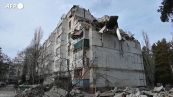 Ucraina, attacco nella regione di Kharkiv: soccorritori al lavoro tra detriti e macerie