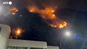 Brasile, incendio a Rio de Janeiro: fiamme divampano su una collina a Copacabana