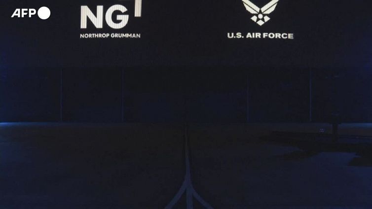 Gli Stati Uniti svelano Stealth B-21: un bombardiere nucleare ad alta tecnologia