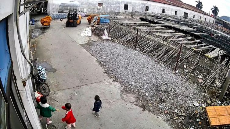 Tragedia sfiorata: la prontezza della bimba salva i gemellini