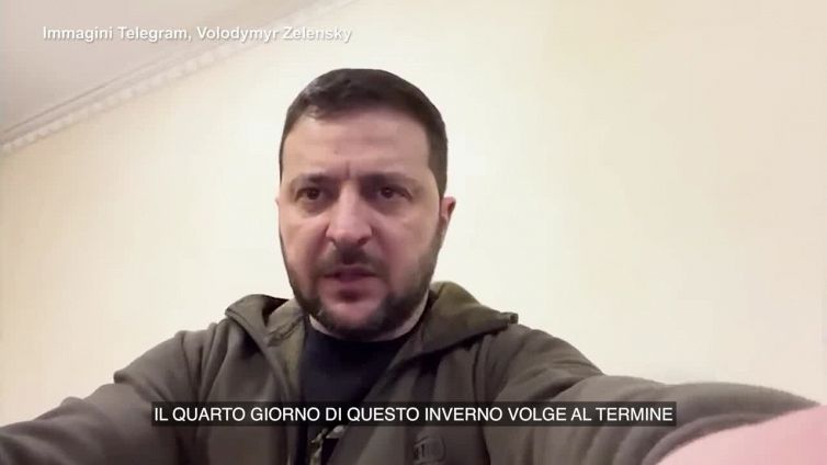 Ucraina, Zelensky: "Per il nemico l'inverno e' parte del terrore, sopravviveremo"