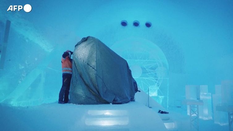 Una scultura in ghiaccio in memoria di Borje Salming, leggenda dell'hockey svedese