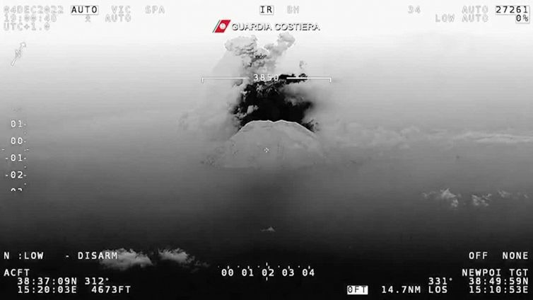 Stromboli, l'aereo della guardia costiera sorvola il vulcano durante l'eruzione