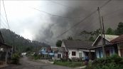 Paura a Giava, erutta il vulcano Semeru: 2.000 evacuati