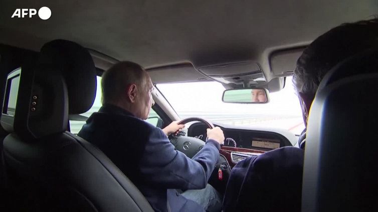 Putin guida sul ponte in Crimea colpito dall'attentato