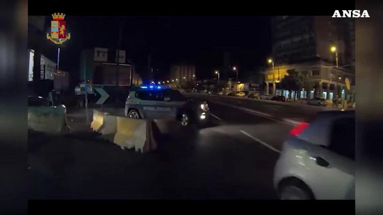 Napoli, blitz anticamorra della polizia contro il clan Mazzarrella