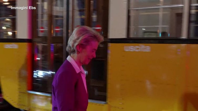 Von der Leyen a Milano, la foto sul tram con il sindaco Sala