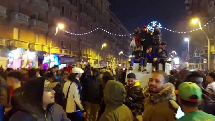 Qatar 2022, il Marocco elimina la Spagna ai rigori: festa dei tifosi marocchini a Torino