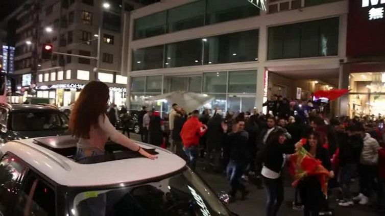 Milano, i tifosi del Marocco fanno festa in corso Buenos Aires