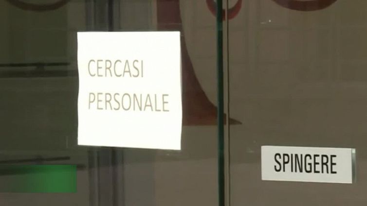 Napoli, offerte di lavoro: "Paghiamo 20 euro al giorno, turno da 11 ore"