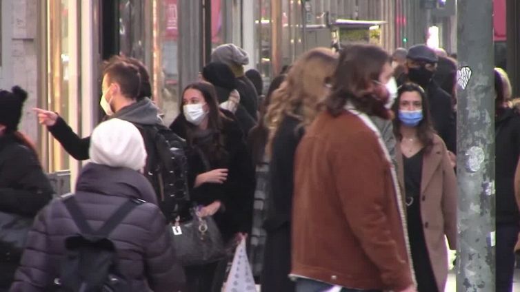 Natale tra bollette e rincari, le famiglie riciclano