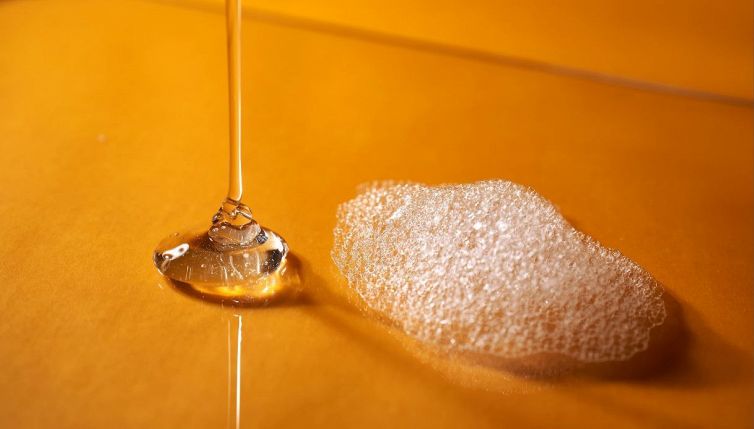 Vino, acqua, limone: lo smacchia tutto magico e fai da te