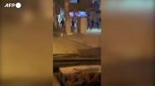 Iran, uomini armati di bastoni attaccano una persona a Kermanshah