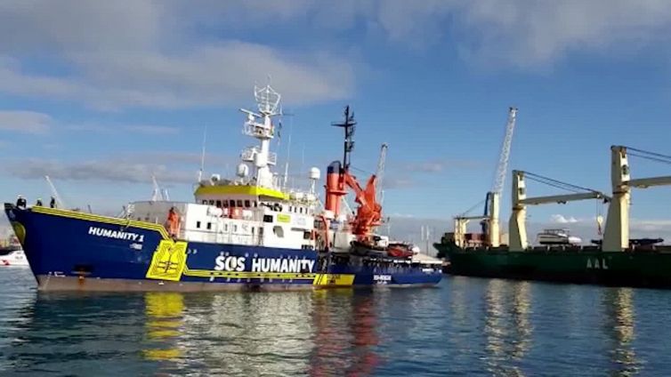 Migranti, Humanity 1 arrivata nel porto di Bari