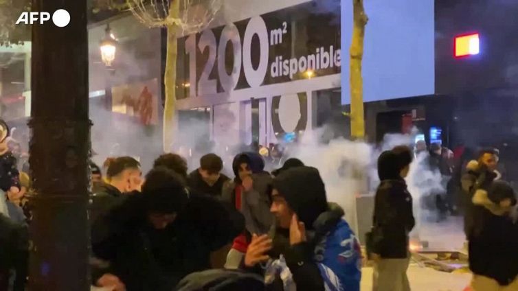 Qatar 2022, polizia schierata sugli Champs-Elyse'es dopo le partite di Marocco e Francia