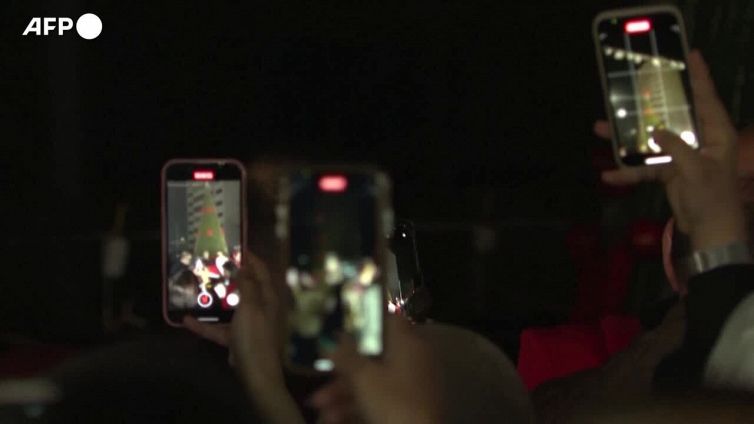 Natale, a Gaza i palestinesi festeggiano l'accensione dell'albero