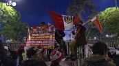 Peru', manifestanti contestano Boluarte davanti al Congresso