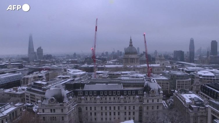 Maltempo a Londra, la citta' si sveglia con la neve