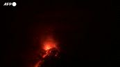 Guatemala, il vulcano Fuego in eruzione: colonna di cenere alta 2 km